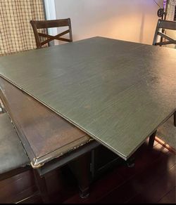5 Piece Dining Table For Immediate Sale