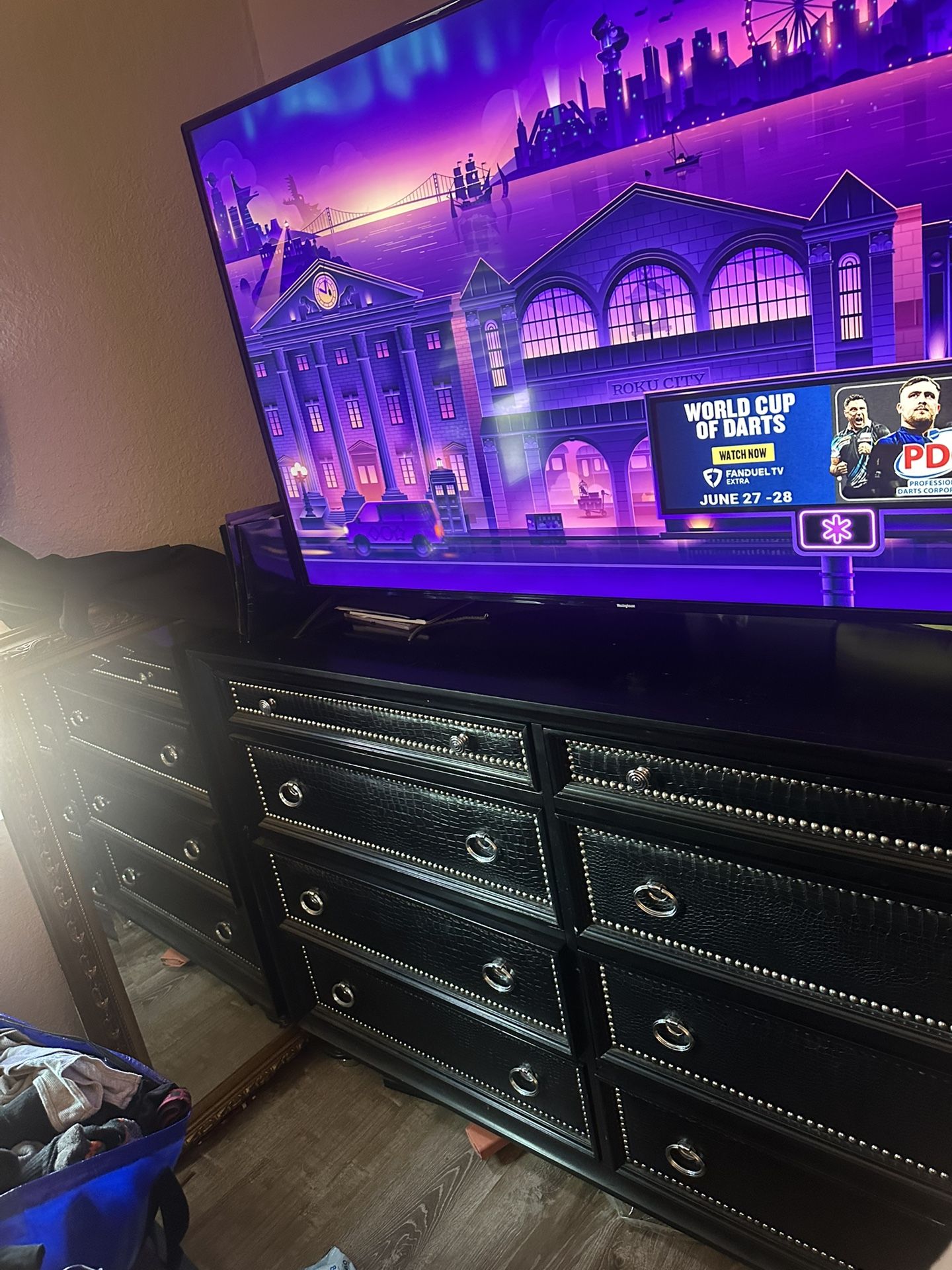 Huge Nice Dresser With Mirror And 2 Nightstands