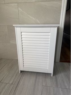 Wooden laundry hamper
