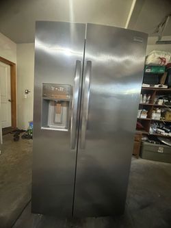 Frigidaire Gallery Side-by-Side Stainless Steel Refrigerator(2022)