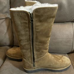 UGG Boots Water Resistant Size 7.