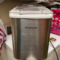 Frigidaire icemaker in excellent condition