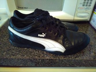 Leather pumas very good condition size 10/1/2