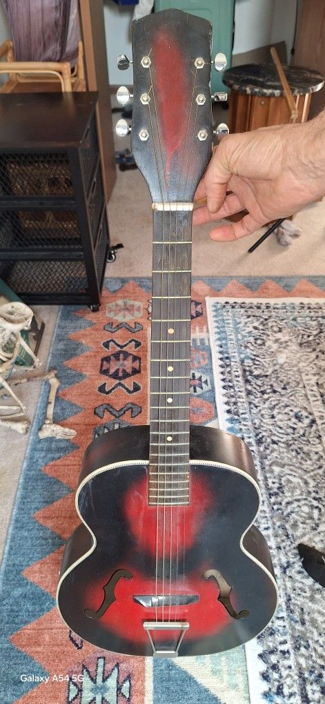 Starter Guitar By The Defunct Harmony Co.