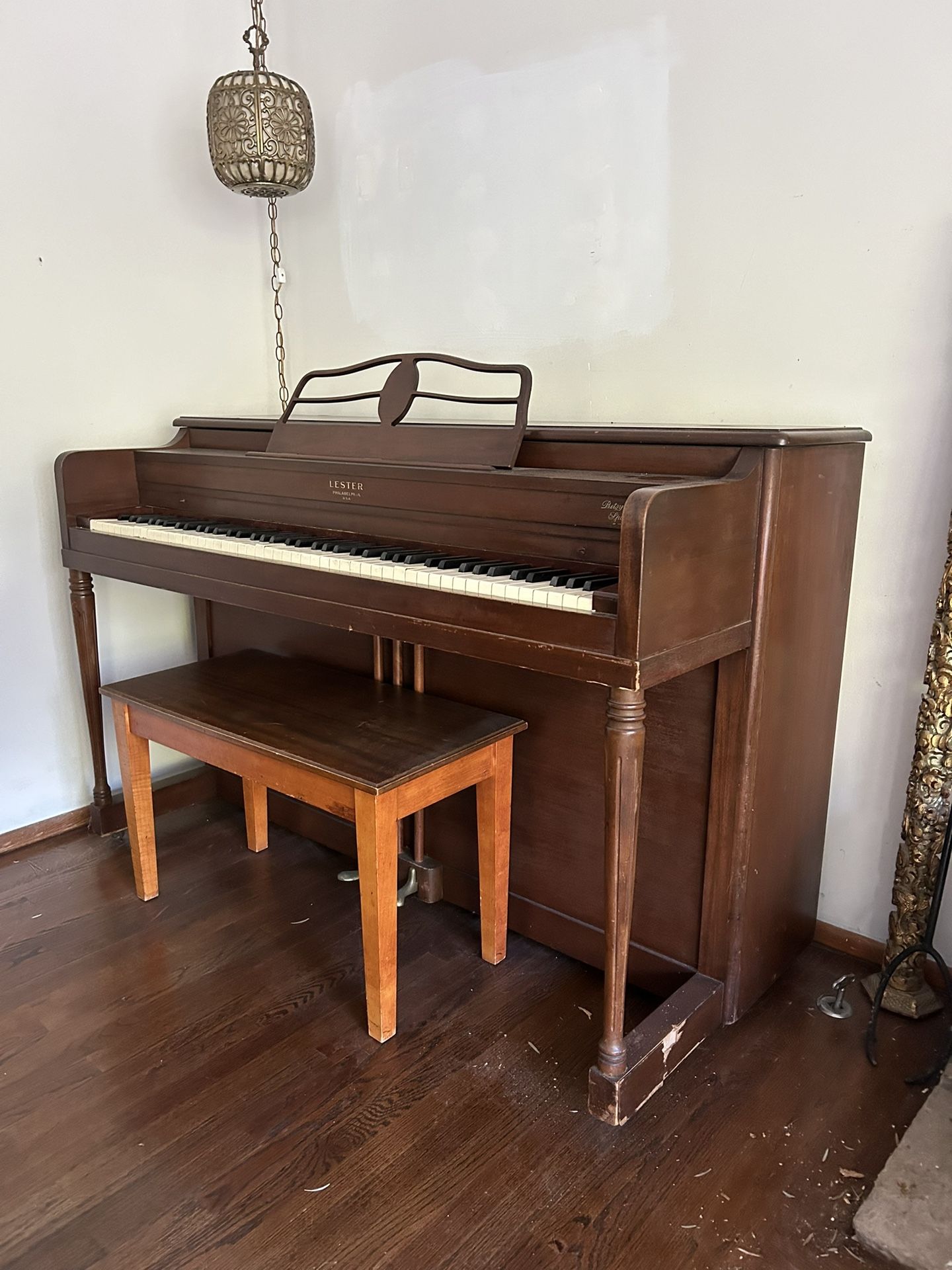 Lester Stand Up Piano