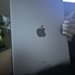 Apple iPad 9.7-inch Retina Display with WIFI, 32GB, Touch ID, 2017 Mode - Space Gray 