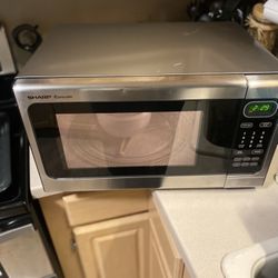 Sharp  Carousel R408LS 1.4 cu. ft. Countertop Microwave Oven with 1,100 Watts. 