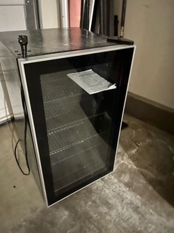 Compact Glass Door Beverage Refrigerator / Drink Cooler (Clean & Working)