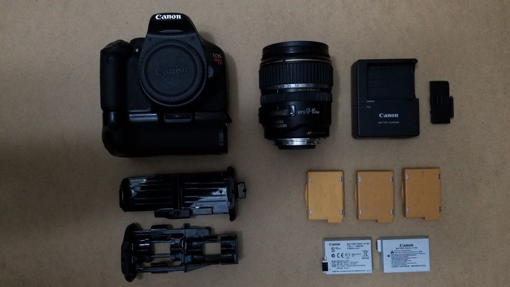 Canon T2i Bundle with lens , batteries and bags