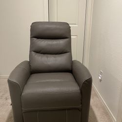 Recliner with Articulating Headrest 
