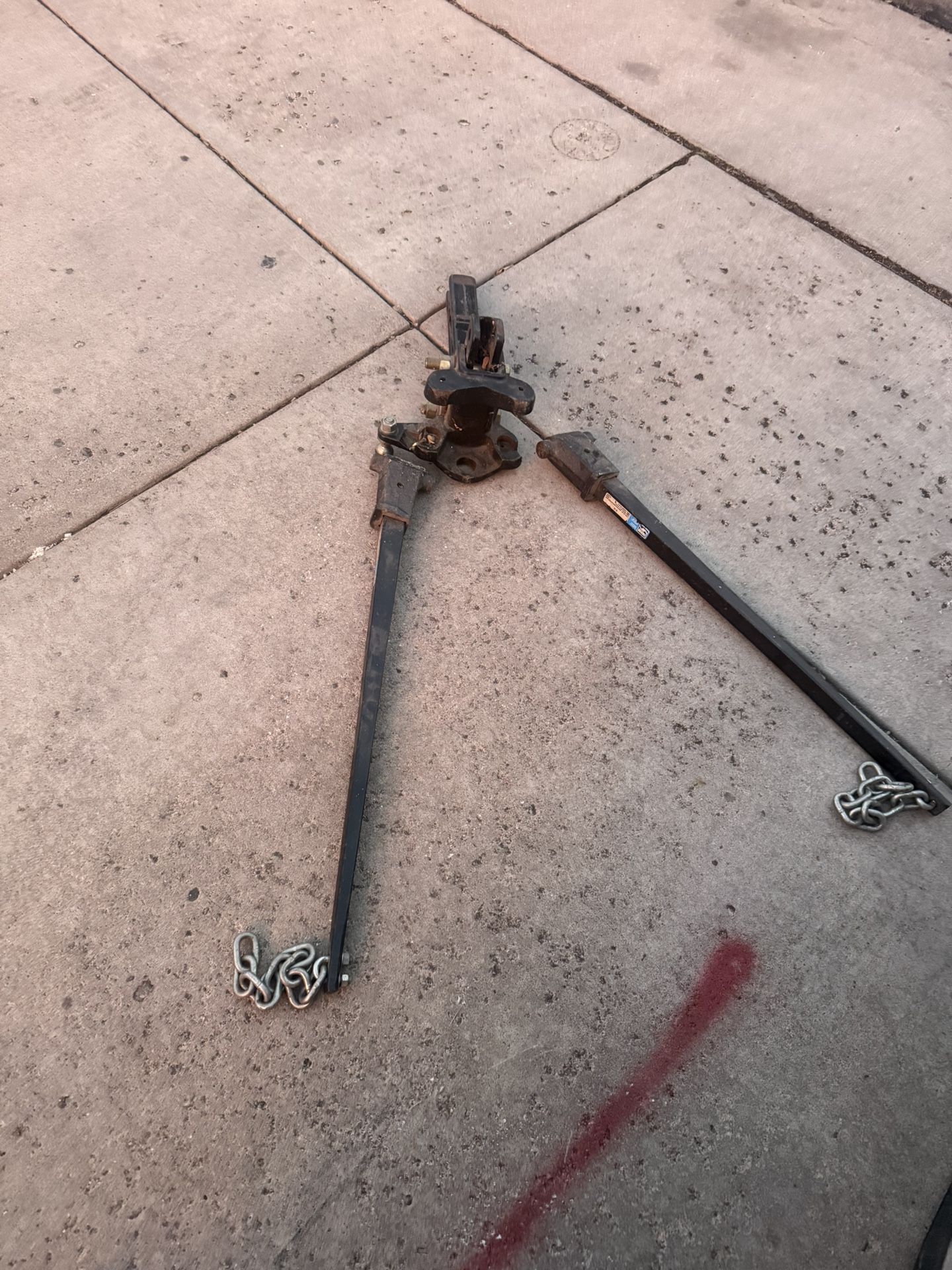 Weight distributing trailer hitch