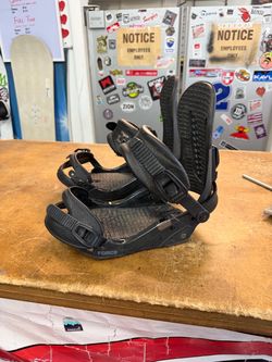 Union force medium snowboard bindings certified with warranty located at Sin city snowboards