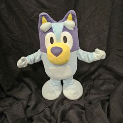 Bluey Dance and Play 14" Animated Plush 