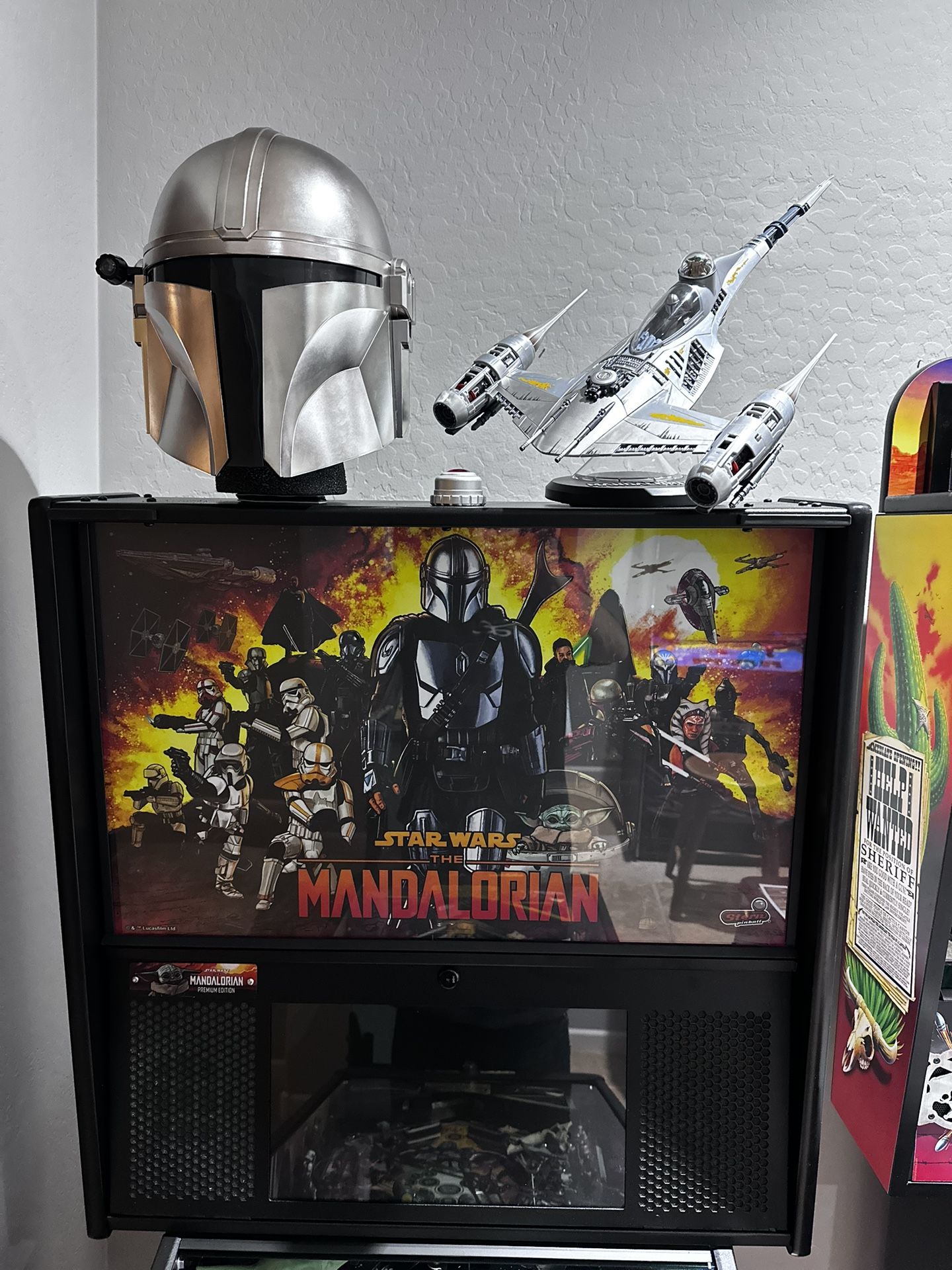 Stern Mandalorian Premium Pinball Machine