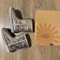 NIB UGG W Classic Short Sparkles Women’s Boots, Silver, Size 7