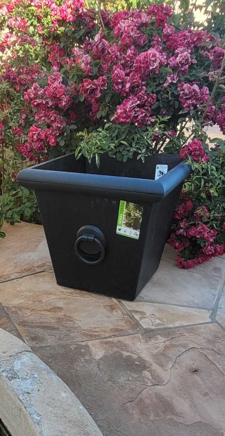 NEW Tierra Verde Piazza 22.2" x 20" Slate Rubber Self Watering Planters