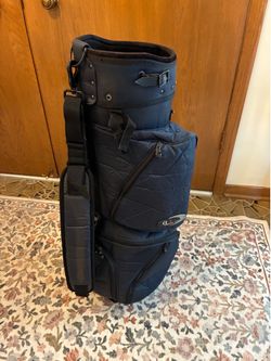 Golf bag with rain hood