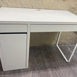 White Desk With Storage - Local Delivery Available for a Fee - See My Other Items 😀