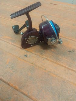 Vintage Shakespeare Fishing Reel 2062 Nice Condition 