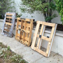 FREE - Pallets. (3)