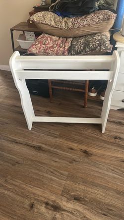 White Wood Quilt Blanket Rack Stand