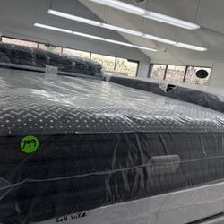 QUEEN SIZE SIMMONS BEAUTYREST BEYOND MATTRESS & BOX SPRING BED SET