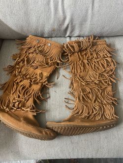 Minnetonka five tier fringe boots women's size 10