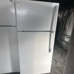 White GE Top Freezer Apt Size 60” Height We Deliver And Install👨🏻‍🔧🚚