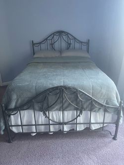 Full Size Iron Bed w Rails & Footboard.