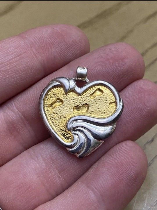 Vtg sterling silver 925 Gorham 2 tone heart pendant. It weighs 12.3g and measures 26x26mm without bail and 26x31mm with the bail.