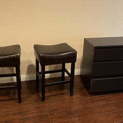 Dresser And Counter Chairs
