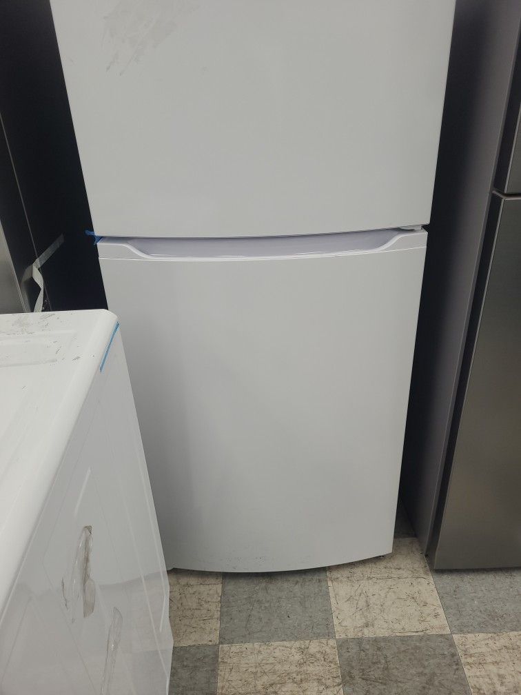 Small Fridge Perfect For Atic Or Basement 28×60