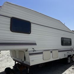 Fifth Wheel Trailer 