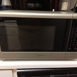 Frigidaire Microwave In Great Working Condition 