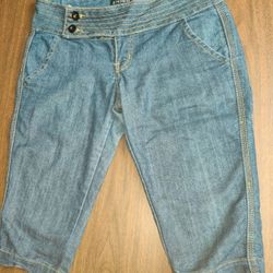 USED.  Women's Jean Capris Size 7