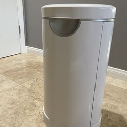 Diaper pail (Munchkin Brand)