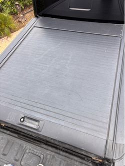 Jeep Gladiator retractable bed cover black aluminum