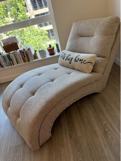 Bob’s Furniture Chaise Lounge/ Therapy Chair