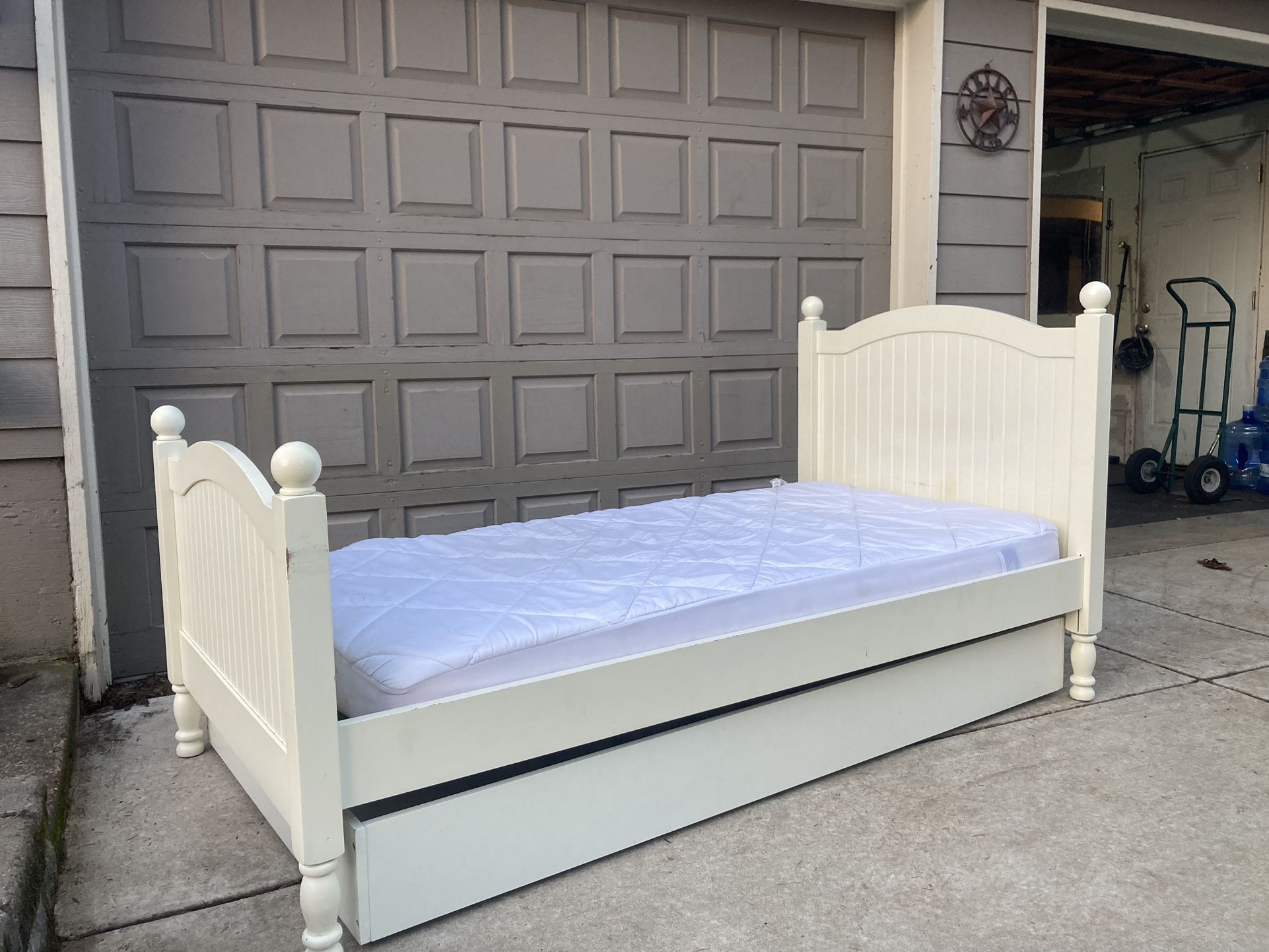 Pottery barn white clearance trundle bed