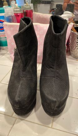 Black pumps