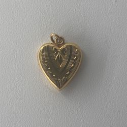 Vintage dainty feminine 10k 10ct Gold Heart Photo Sweetheart bow Locket  1/2”