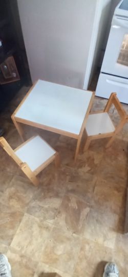 Kid table and chairs