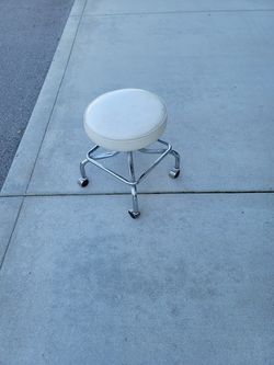 White Lab / Pedicure Stool with Heel Rest