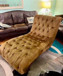 CHAISE LOUNGE