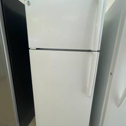 GE TOP BOTTOM FRIDGE WHITE - WEEK’S PROMOTION