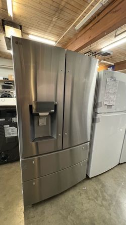 LG 36 in 28 cu.ft. 4 Door French Door Refrigerator with Ice/ Water Dispenser and Smart Diagnosis New Scratch and Dent