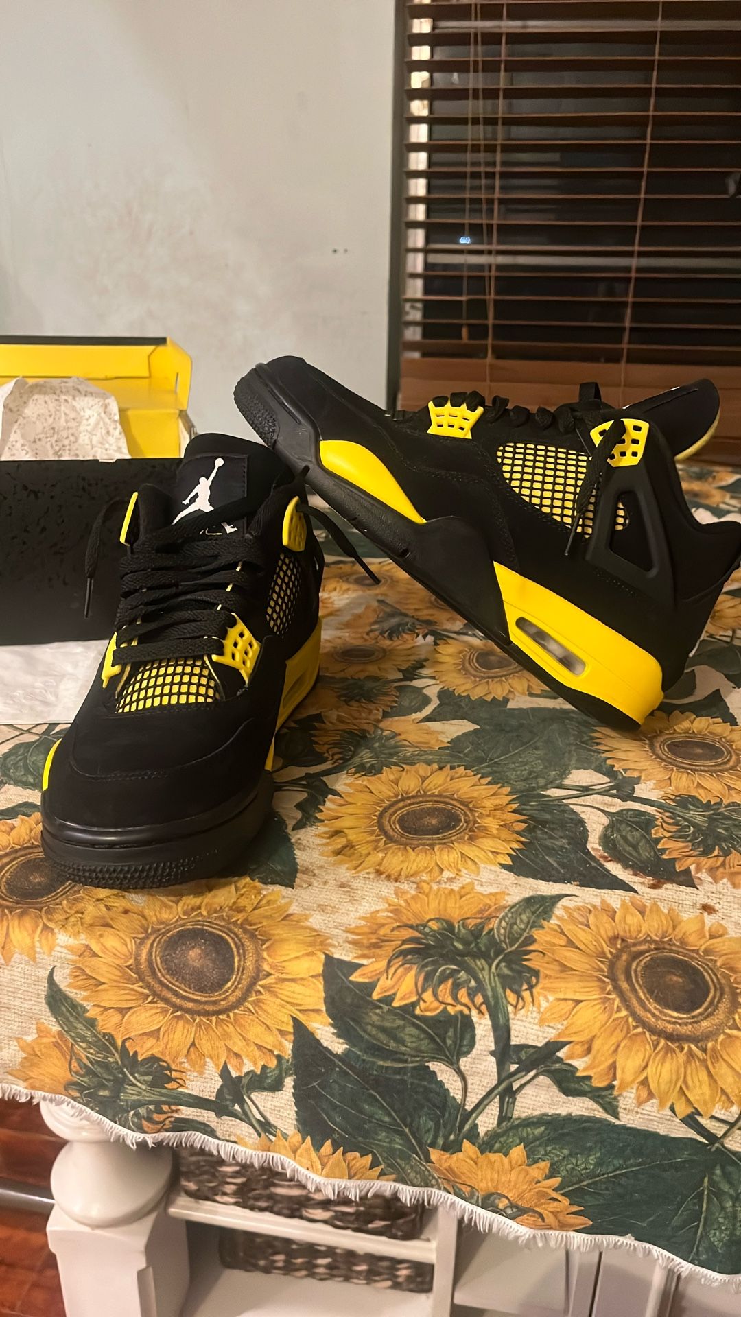 Jordan 4 “thunders” Size 9/10.5