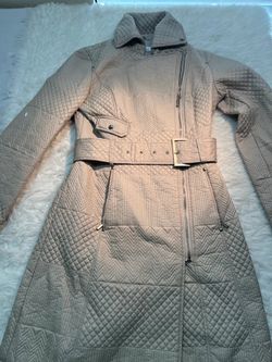 XS beige Kenneth Cole quilted trench coat features a belted waist and a diagonal zip closure.