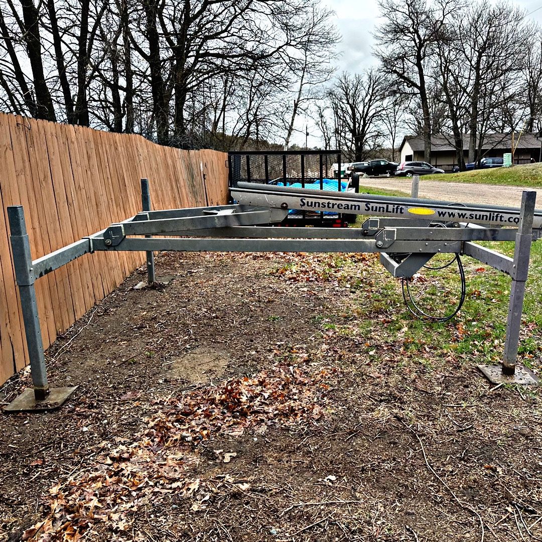 SUNSTREAM Hydraulic Boat Lift W/2 Remotes! In EXCELLENT Condition! SERIOUS OFFERS ACCEPTED.