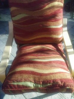 ROCKING CHAIR THICK CONFORTABLE CUSHIONS